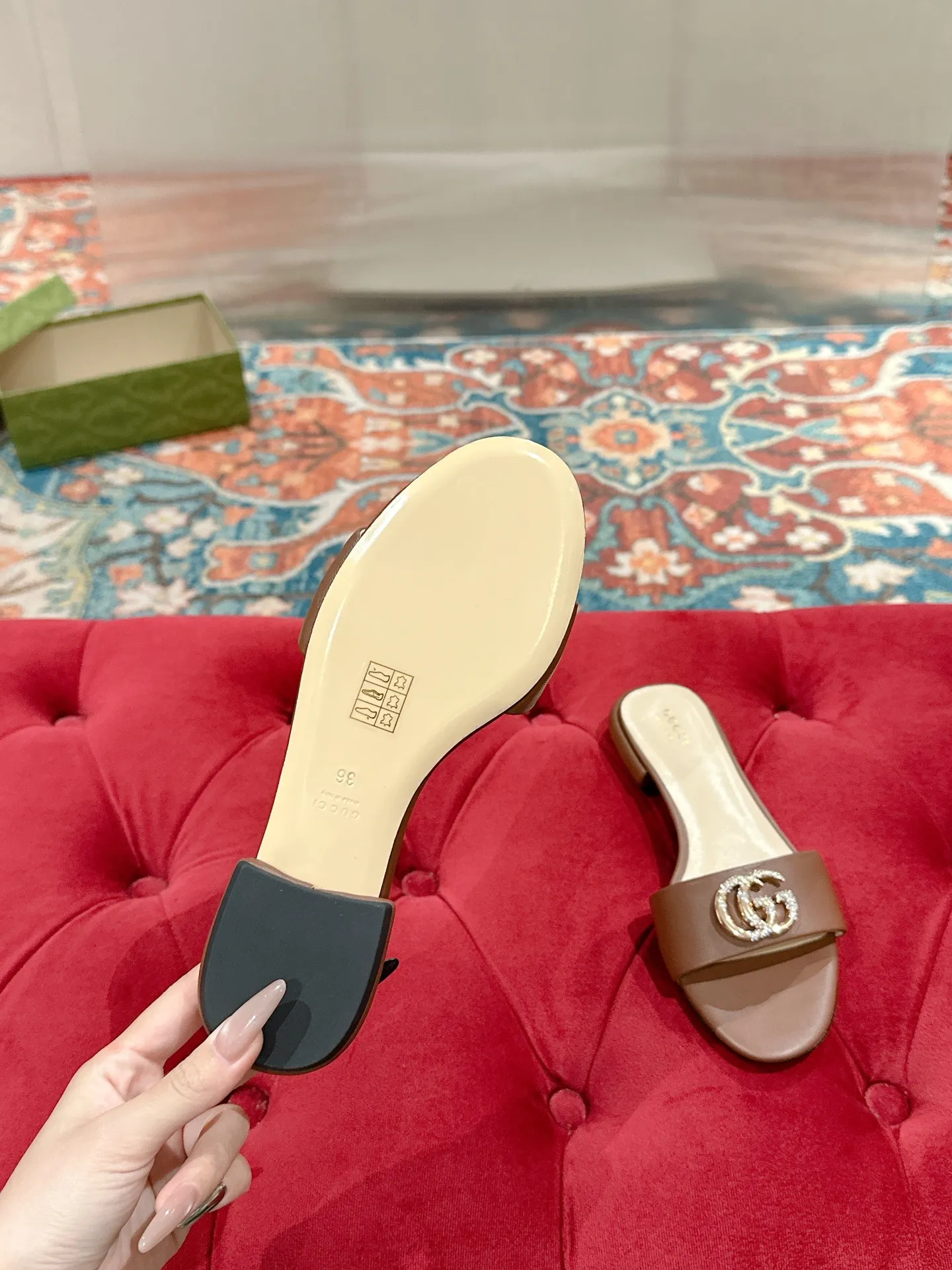 👟👟Ex-factory price 520👟👟 Every detail of Gucci's 2025 spring and summer new open-toe sandals and slippers has been carefully crafted, and design elements such as round toes and thick heels are cleverly used to create a fashionable retro style. The archived double G diamond-encrusted buckle details are reminiscent of the brand's fashionable atmosphere. ▪️Material: original custom sheepskin ▪️Inner lining/foot: high-end custom sheepskin ▪️Heel height: 1.0cm ▪️Number of yards: 35-39 (customized at 40.41.42, non-returnable)